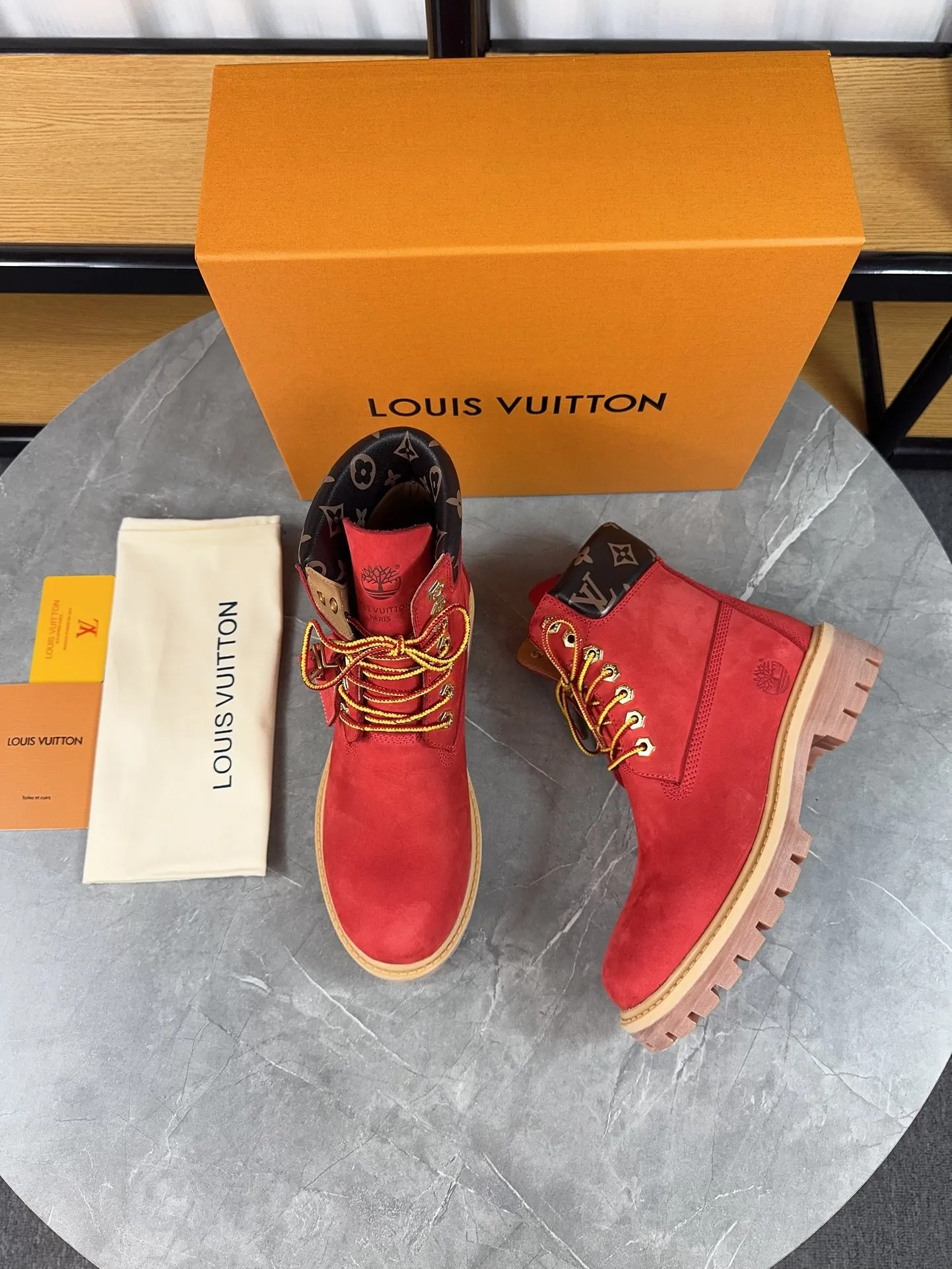 Couple model 💰700 ❤️Top version: Couple model LV x Timberland Timberland joint model Presbyopia Embossed Rhubarb boots Ankle boots Short boots LV x Timberland ankle boots are made of Monogram embossed waterproof nubuck cow leather, relying on the brand's exquisite craftsmanship to carefully reshape the classic Timberland 6-inch boot shape in Italy, and make an eye-catching appearance in 2024 created by Pharrell Williams with American workwear style Autumn and winter menswear show. Monogram embossed tongue, original Timberland laces and outsole are exquisite details, and the leather label expresses the cooperation logo. Exquisite packaging at the delivery counter🛍📦 ▪️Material: Original customized imported first-layer cowhide ▪️Inner lining: Original customized leather lining/mesh lining ▪️Outsole: Original molded anti-slip rubber material ▪️Sole thickness: 3.5CM ▪️Size: Women's 35-40 Men's 39-46